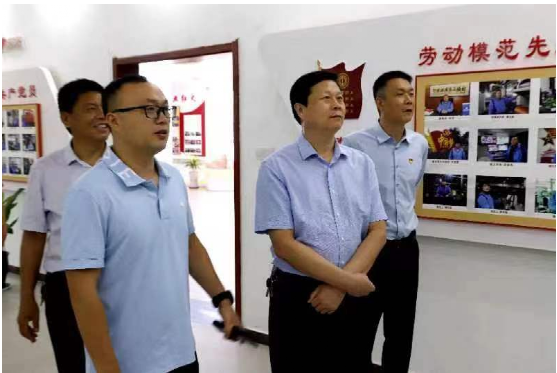 　市、縣兩級(jí)人民法院領(lǐng)導(dǎo)在李洋董事長(zhǎng)的陪同下，先后來(lái)到公司五心黨建展廳、產(chǎn)品展示廳，并同公司有關(guān)人員進(jìn)行深入座談。