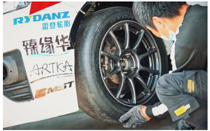 面對(duì)國內(nèi)輪胎市場(chǎng)份額急劇下跌的危機(jī)，多路馳項(xiàng)目負(fù)責(zé)人魏學(xué)東轉(zhuǎn)變工廠銷售思路，增強(qiáng)和國外客戶的交流，將銷售分?jǐn)偟酵赓Q(mào)出口上，3月外貿(mào)輪胎銷售業(yè)績(jī)?yōu)?萬條，7月已經(jīng)達(dá)到了11.8萬多條，順利實(shí)現(xiàn)了二季度扭虧為盈。