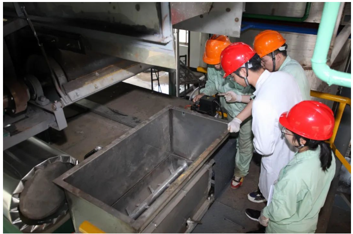華源顏料中試車間升級改造項目于今年4月份開始實施，歷時5個月完成改造。原有中試車間月處理能力只有1噸左右，隨著產(chǎn)品應用領(lǐng)域拓展與客戶對產(chǎn)品穩(wěn)定性的要求不斷提高，新產(chǎn)品研發(fā)的持續(xù)推進，中試車間改造正當其時。改造后的中試車間月處理能力可達20噸，可滿足多種產(chǎn)品多種性能的測試。