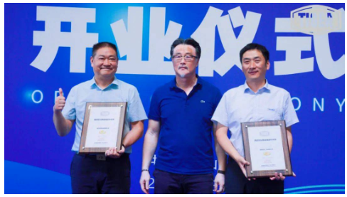 老虎新材料在中國市場，完成了在江蘇太倉、廣東清遠、成都眉山的基地布局，而且駱飆不只是大中華區(qū)的CEO，還兼著這三個生產(chǎn)基地的總經(jīng)理。