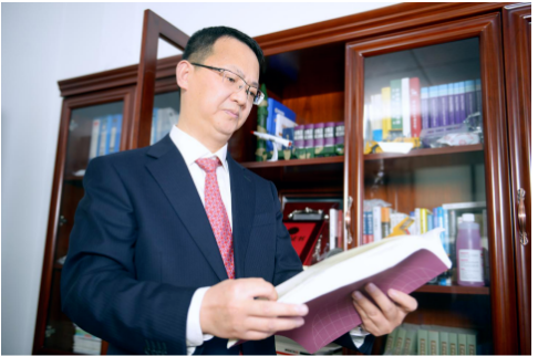 　作為全國(guó)優(yōu)秀企業(yè)家，黃舸舸是貴州省第十三次黨代會(huì)代表、工程技術(shù)研究員，曾獲“2021年度中國(guó)西部企業(yè)數(shù)字化轉(zhuǎn)型領(lǐng)軍人物”、“2019-2020年度貴州省優(yōu)秀企業(yè)家榮譽(yù)稱號(hào)”、“2010年全國(guó)勞模”、“ 2009年中國(guó)橡膠工業(yè)科學(xué)技術(shù)進(jìn)步有功專家”等榮譽(yù)。