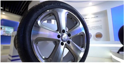 　2020年11月，福田時代汽車與華盛橡膠戰(zhàn)略合作簽約暨首批交車儀式舉行。