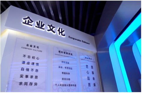 華盛集團接待室的墻壁上，掛著一幅巨幅山水畫，題目叫《源遠流長》。盯著畫作，已出任集團副董事長的張玉亮，向記者暢想著未來：“心懷‘國之大者’，打造‘國貨精品’，包括華盛橡膠在內(nèi)的中國輪胎產(chǎn)業(yè)，必將迎來更高質(zhì)量發(fā)展!”