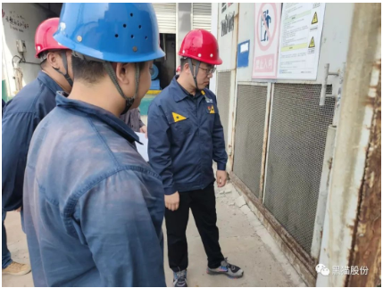　李俊指出，要充分認(rèn)識(shí)“雙控”機(jī)制建設(shè)在風(fēng)險(xiǎn)管控和隱患排查治理過程中發(fā)揮的作用，把“雙控”機(jī)制建設(shè)作為保障安全生產(chǎn)的一項(xiàng)重要抓手，逐步提升公司管理人員綜合業(yè)務(wù)水平，積極引導(dǎo)員工主動(dòng)參與“雙控”機(jī)制建設(shè)和運(yùn)用，營(yíng)造安全穩(wěn)定的生產(chǎn)環(huán)境。