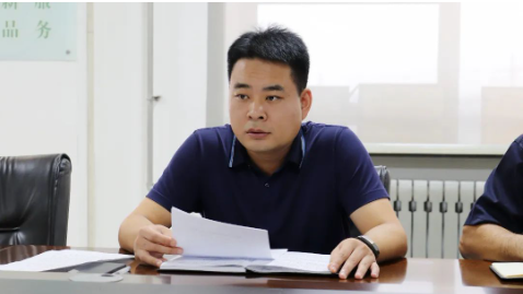 王敏董事長(zhǎng)指出，當(dāng)前，雖然臨近國(guó)慶假期，但大家要清醒認(rèn)識(shí)到當(dāng)前疫情防控及安全環(huán)保形勢(shì)依然復(fù)雜、任務(wù)依然艱巨，必須打起十二分精神，嚴(yán)陣以待、嚴(yán)加防范，毫不放松抓緊抓實(shí)各項(xiàng)防控舉措，堅(jiān)決打贏“重要時(shí)間節(jié)點(diǎn)”突擊戰(zhàn)、“嚴(yán)峻外部形勢(shì)”突圍戰(zhàn)、“補(bǔ)齊短板漏洞”攻堅(jiān)戰(zhàn)。