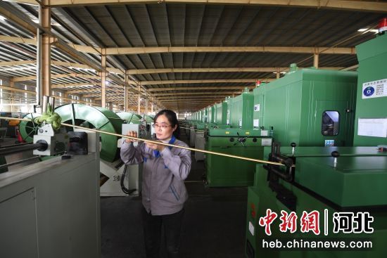 景縣一橡膠有限公司車間工人正在對(duì)金屬軟管進(jìn)行檢測(cè)。 高雷 攝