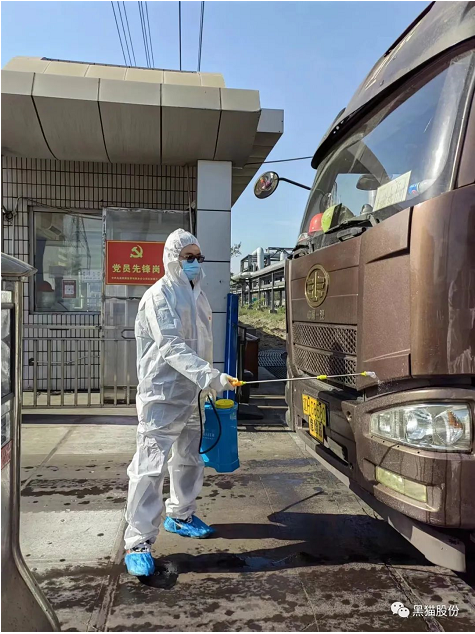 　烏海黑貓將迎難而上“戰(zhàn)疫情”，以“穩(wěn)”中有進(jìn)的定力、“靜”而有為的勇氣，全面統(tǒng)籌好疫情防控和生產(chǎn)經(jīng)營工作，在戰(zhàn)疫中彰顯“黑貓精神”。