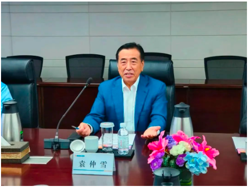 　國(guó)家橡膠與輪胎工程技術(shù)研究中心主任、賽輪集團(tuán)黨委書(shū)記、董事長(zhǎng)袁仲雪，接待了張飚一行。