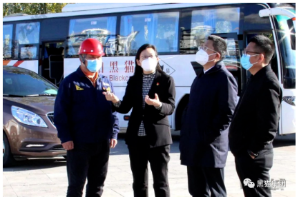 　琚慧敏強(qiáng)調(diào)，企業(yè)要在思想上始終繃緊安全生產(chǎn)這根弦，嚴(yán)格落實(shí)疫情防控和安全生產(chǎn)主體責(zé)任。要將疫情防控各項(xiàng)政策落實(shí)到位，肩負(fù)起安全生產(chǎn)第一責(zé)任人責(zé)任，不斷完善應(yīng)急預(yù)案，提高應(yīng)急處置能力，及時(shí)妥善應(yīng)對各類突發(fā)事件和異常情況。