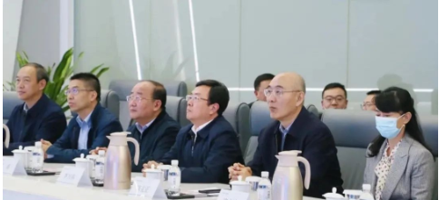 10月18日，青島科技大學(xué)黨委書記李興偉率領(lǐng)學(xué)校全體領(lǐng)導(dǎo)班子成員，調(diào)研國家橡膠與輪胎工程技術(shù)研究中心。