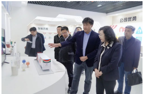 在科華賽邦展廳，華凌電纜工作人員為調(diào)研團一行介紹了華凌電纜與白俄羅斯國家科學(xué)院合作研發(fā)的高性能改性尼龍、改性高分子材料、碳纖維復(fù)合材料等產(chǎn)品，廣泛應(yīng)用于軌道交通、汽車制造、民用等領(lǐng)域。科華賽邦(山東)產(chǎn)業(yè)發(fā)展有限公司總經(jīng)理謝永光著重為調(diào)研團一行介紹了科華賽邦為2022年冬奧會雪蠟車研發(fā)的零下55度超低溫抗沖擊尼龍復(fù)合材料。