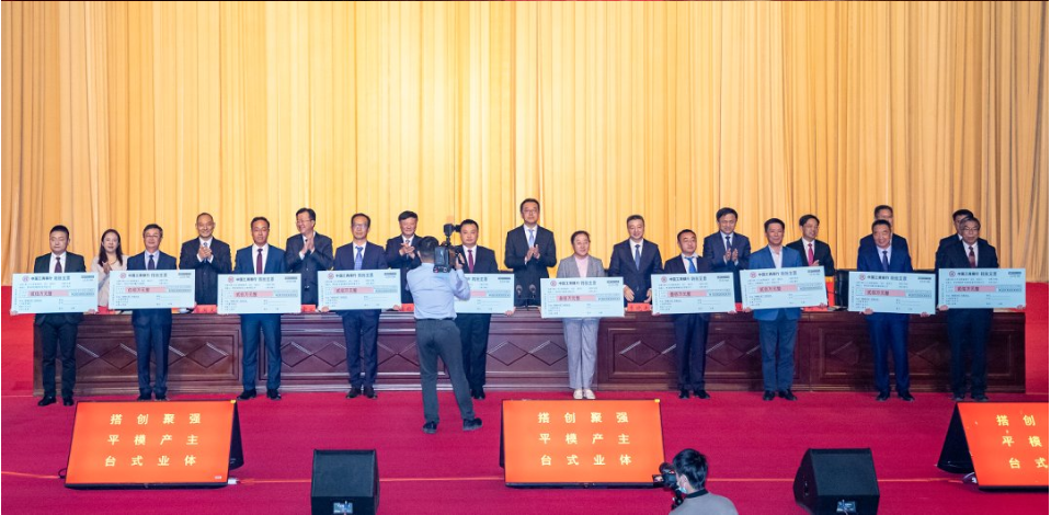 2022年上合新區(qū)企業(yè)家大會在膠州市會議中心舉行，180家重點企業(yè)負責人參會。在本次大會上，青島軟控機電工程有限公司總經(jīng)理武守濤獲評“2022年度上合新區(qū)優(yōu)秀企業(yè)家”，軟控機電榮獲“2022年度‘倍增計劃’先進企業(yè)”。
