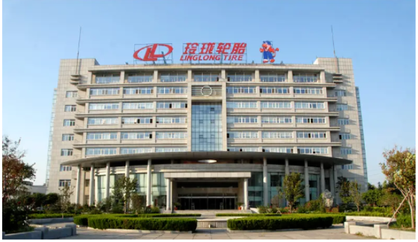 玲瓏輪胎表示，公司2022年前三季度凈利潤下滑主要受公司總體原材料采購成本上漲及業(yè)務(wù)結(jié)構(gòu)變化影響，國內(nèi)配套尤其半鋼配套銷量大幅提升拉低公司整體業(yè)績。玲瓏輪胎表示，公司2022年前三季度凈利潤下滑主要受公司總體原材料采購成本上漲及業(yè)務(wù)結(jié)構(gòu)變化影響，國內(nèi)配套尤其半鋼配套銷量大幅提升拉低公司整體業(yè)績。