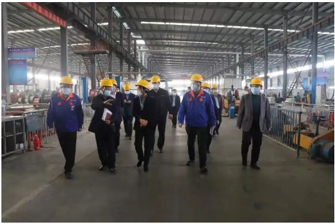 楊旭博一行人在日輝電纜集團(tuán)車間參觀 楊旭博一行人在日輝電纜集團(tuán)車間參觀