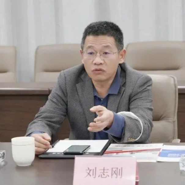 劉志剛介紹了中交集團(tuán)的發(fā)展歷程、重大貢獻(xiàn)、重大區(qū)域、重大市場(chǎng)，表示今天的到訪感受到了華凌的力量以及華凌的經(jīng)營(yíng)理念，期待與華凌展開深入的合作，一起助力章丘高質(zhì)量發(fā)展。
