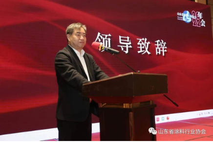 山東省生態(tài)環(huán)境廳張金智巡視員首先為大會致辭，他對大會的召開表示祝賀，山東省涂料行業(yè)協會召開以“聚膠發(fā)展·共涂未來”為主題，積極探討源頭替代、深度治理的技術路線的這樣一次會議，可謂恰逢其時。