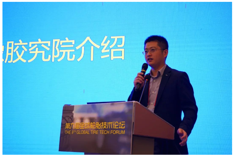 姚冰博士主要從理論模型、仿真分析和試驗(yàn)數(shù)據(jù)等不同方面，詳細(xì)介紹了材料、輪廓、結(jié)構(gòu)和花紋等不同因素對(duì)輪胎側(cè)偏剛度的影響，與會(huì)嘉賓與其進(jìn)行了熱烈的互動(dòng)。
