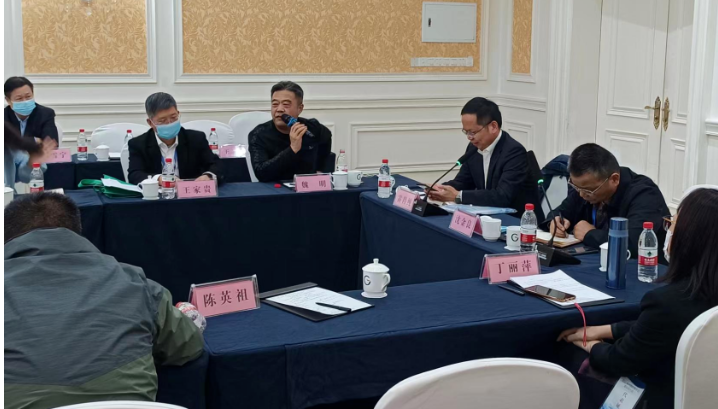 中昊黑元化工研究設計院有限公司院長王家貴、山東聯(lián)科新材料有限公司執(zhí)行董事陳有根，分階段主持了此次會議。