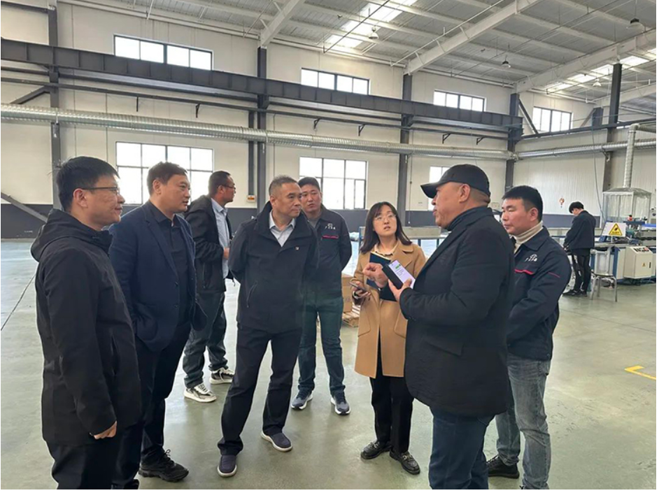 在青島致捷運通新材料科技有限公司，調(diào)研組與企業(yè)共同探討了提升產(chǎn)量、拓展市場的思路，并鼓勵企業(yè)發(fā)揮既有產(chǎn)品優(yōu)勢，搶抓青島汽車產(chǎn)業(yè)發(fā)展風口，進一步拓寬銷售渠道，加快產(chǎn)品研發(fā)創(chuàng)新。