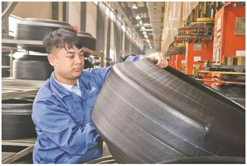 為進(jìn)一步適應(yīng)新能源汽車產(chǎn)業(yè)發(fā)展，萬力半鋼胎生產(chǎn)線升級(jí)改造項(xiàng)目已正式下線。