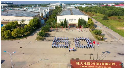 楊啟仁指出，2022年重資項(xiàng)目分別為投資了越南二廠二期、天津廠區(qū)新廠、云林廠密煉制程優(yōu)化、及沙灘車胎擴(kuò)產(chǎn)等。其中，越南二廠擴(kuò)建項(xiàng)目現(xiàn)狀是，營運(yùn)中的越南二廠一期(KV2-1)廠規(guī)劃總?cè)债a(chǎn)能2萬條的轎車胎(含輕卡車胎)，今年6月輪胎日產(chǎn)能達(dá)1.2萬條，希望明年6月輪胎日產(chǎn)能可提高至2萬條(年產(chǎn)730萬條)。