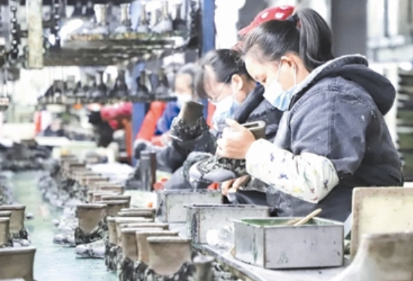 近日，在位于畢節(jié)高新區(qū)的貴州陸海龍騰鞋業(yè)有限公司生產(chǎn)車間，400余名員工正忙著趕制訂單，經(jīng)過裁剪、上膠、定型、品檢等一系列工序，一雙雙成品鞋陸續(xù)下線，銷往國內(nèi)外市場。