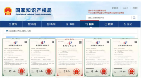 萬達(dá)寶通輪胎公司持續(xù)推進(jìn)產(chǎn)學(xué)研用聯(lián)合創(chuàng)新，累計(jì)完成半鋼新產(chǎn)品開發(fā)125個(gè)規(guī)格;全鋼7個(gè)規(guī)格實(shí)現(xiàn)量產(chǎn);工程胎5個(gè)新產(chǎn)品均已進(jìn)行批量試制生產(chǎn)。2022年共計(jì)申報(bào)專利29項(xiàng)，其中發(fā)明專利2項(xiàng)，實(shí)用新型專利27項(xiàng)，截止目前已下證專利15項(xiàng)，已受理13項(xiàng)。