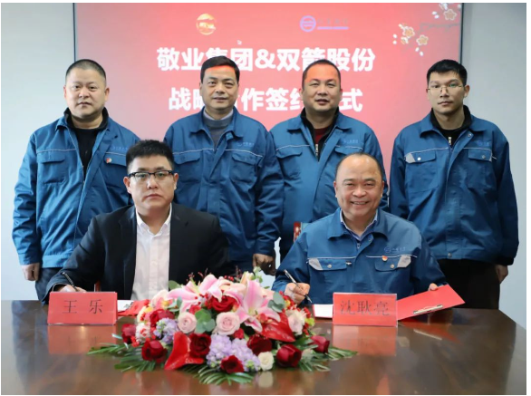 雙方均表示，此次簽約，有利于加強(qiáng)雙方合作運(yùn)行機(jī)制，實(shí)現(xiàn)優(yōu)勢(shì)互補(bǔ)，加快技術(shù)進(jìn)步和產(chǎn)品研發(fā)升級(jí)。隨后，雙方還就輸送帶在使用過(guò)程中遇到的問(wèn)題進(jìn)行了深入的交流與探討。