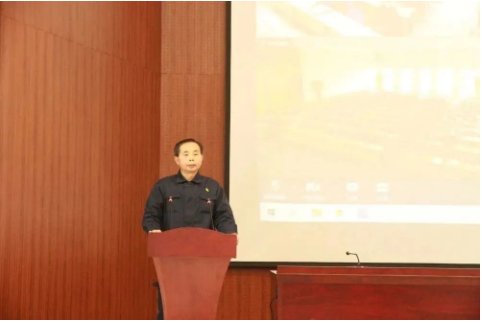 最后，副董事長(zhǎng)單曰新做述職報(bào)告。他強(qiáng)調(diào)指出，新的一年，我們要解放思想，創(chuàng)新求變。嚴(yán)抓安全生產(chǎn)管理，持續(xù)提升環(huán)保工作，穩(wěn)中求進(jìn)做好質(zhì)量，千方百計(jì)降本增效，加快推進(jìn)項(xiàng)目建設(shè)，抓好技術(shù)創(chuàng)新、基礎(chǔ)管理，全力以赴促進(jìn)生產(chǎn)安全高效運(yùn)行。