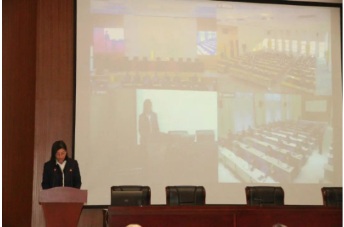 　王安香：“路雖遠(yuǎn)，行則將至，事雖難，做則必成”。新的一年，我們將以資金為中心，以成本為主線，夯實(shí)財(cái)務(wù)基礎(chǔ)，防范財(cái)務(wù)風(fēng)險(xiǎn);嚴(yán)格規(guī)范財(cái)務(wù)核算，履行財(cái)務(wù)信息披露義務(wù);加強(qiáng)稅務(wù)管理，防范稅收風(fēng)險(xiǎn)，降低稅收成本;加強(qiáng)資金管理，管控資金風(fēng)險(xiǎn);提升財(cái)務(wù)價(jià)值，經(jīng)營(yíng)財(cái)務(wù)團(tuán)隊(duì)。