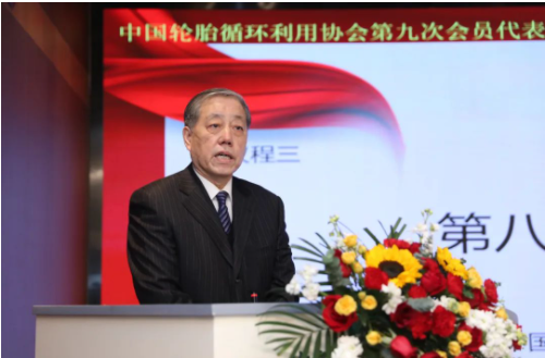 會上，中國輪胎循環(huán)利用協(xié)會第八屆理事會理事長朱軍做了第八屆理事會工作報告。朱軍表示，中國輪胎循環(huán)利用協(xié)會第八屆理事會履職期間，正逢百年未遇之大疫情持續(xù)影響期和實現(xiàn)“兩個一百年”奮斗目標的歷史交匯期。在國家循環(huán)經(jīng)濟政策的指引下，在政府主管部門的大力推動下，在社會各界的廣泛關注下，協(xié)會第八屆理事會全體成員團結奮斗，帶領全行業(yè)的干部員工共同努力，做了大量卓有成效的工作。在嚴峻復雜形勢面前，經(jīng)受了考驗，鍛煉了隊伍，戰(zhàn)勝了困難，各項工作取得了可喜的成績。具有輪胎/橡膠資源“減量化、再利用、資源化”典型特征的輪胎循環(huán)利用行業(yè)得到了長足的進步。