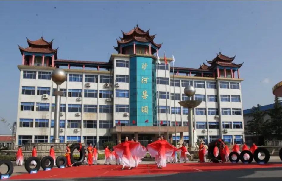 　山東瀘河集團(tuán)有限公司成立于1986年，位于山東省濰坊市，現(xiàn)擁有100萬套全鋼子午胎和500萬套半鋼子午胎生產(chǎn)線，其“瀘河”商標(biāo)被國家工商總局商標(biāo)局認(rèn)定為中國馳名商標(biāo)。