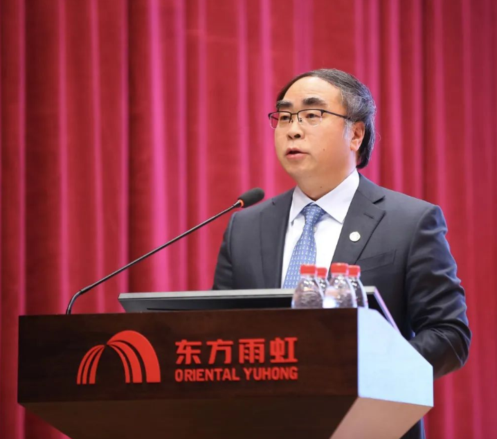 東方雨虹控股副董事長兼總裁許利民先生作“東方雨虹2022年經(jīng)營情況及2023年經(jīng)營工作重點(diǎn)”報(bào)告。他表示，2023年東方雨虹將繼續(xù)圍繞“聚焦優(yōu)勢 精準(zhǔn)發(fā)力 速度與質(zhì)量雙提升”的經(jīng)營戰(zhàn)略，堅(jiān)持以合伙人為基石、以客戶為中心、以結(jié)果為導(dǎo)向，夯基礎(chǔ)、善創(chuàng)新、強(qiáng)執(zhí)行、提效能，持續(xù)提升各項(xiàng)工作管理水平，全面開拓東方雨虹新的發(fā)展局面。
