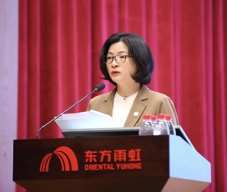 　東方雨虹控股人力資源總監(jiān)兼戰(zhàn)略管理總監(jiān)齊芬女士作“精英治雨虹 全面提人效”主題報(bào)告。她表示，2023年，東方雨虹將繼續(xù)秉持“以人為本、以專業(yè)為本、以團(tuán)隊(duì)為本 、以執(zhí)行力為本”的人力資源戰(zhàn)略指導(dǎo)方針，持續(xù)升級創(chuàng)新，多措并舉強(qiáng)化人才隊(duì)伍建設(shè)，打造堅(jiān)強(qiáng)有力的組織體系，以決勝姿態(tài)、務(wù)實(shí)作風(fēng)，全力以赴向各項(xiàng)既定目標(biāo)全速前進(jìn)。