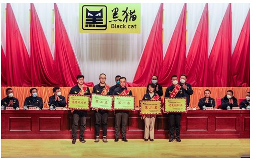 　黑貓集團(tuán)黨委委員盛旺喜宣讀《關(guān)于表彰疫情防控期間突出貢獻(xiàn)先進(jìn)個(gè)人的決定》和《關(guān)于表彰二〇二二年度“星級(jí)班組”的決定》。黑貓集團(tuán)黨委委員、工會(huì)主席胡森立宣讀《關(guān)于表彰二〇二二年度優(yōu)秀企業(yè)、先進(jìn)單位、先進(jìn)集體、標(biāo)兵班組、先進(jìn)生產(chǎn)(工作)者的決定》和黑貓集團(tuán)首屆職工運(yùn)動(dòng)會(huì)獲獎(jiǎng)名單。