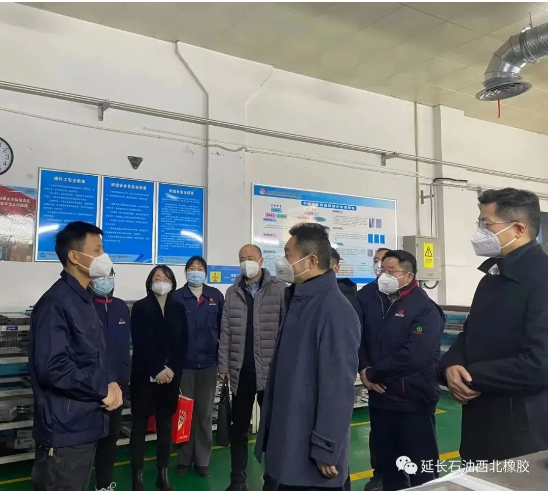 1月12日下午，陜西省國資委副主任崔詩越在延長石油集團(tuán)黨委副書記陳琦的陪同下，走訪慰問了西橡公司生活困難黨員，為他們送去了慰問金和新春祝福及問候，傳遞了黨組織的關(guān)懷和溫暖。西橡公司黨委副書記、總經(jīng)理張航偉及副總經(jīng)理賀莉莉、寧博陪同。
