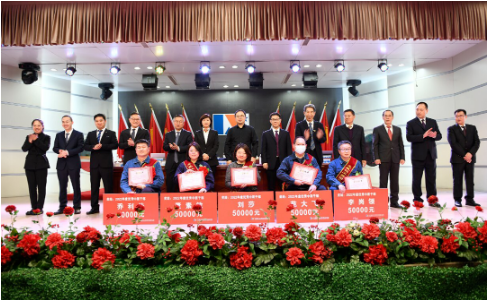 　接下來大會相繼審議通過了《龍星化工2023年經(jīng)濟責任制考核指標》、《2023年度培訓計劃》、《龍星化工創(chuàng)新創(chuàng)效項目管理辦法》，并舉行了2023年公司方針目標發(fā)布及簽約儀式、先進代表發(fā)言，并對2022年度表現(xiàn)突出的先進集體和先進個人進行表彰。