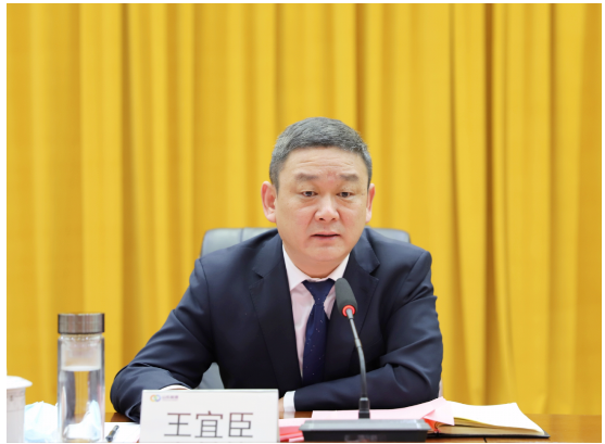 　橡膠公司黨委書記王宜臣主持會議，并就貫徹落實好會議精神提出要求，要堅定不移講政治。要持之以恒嚴紀(jì)律。要鍥而不舍轉(zhuǎn)作風(fēng)。要全面融合強黨建。要深刻領(lǐng)會、準(zhǔn)確把握會議精神，積極謀劃新思路新舉措，全面落實“13335”工作總要求，為橡膠公司鞏固企穩(wěn)回升的向好趨勢，實現(xiàn)可持續(xù)發(fā)展作出積極貢獻。