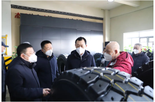 市長到訪輪胎企業(yè)，現(xiàn)場發(fā)錢