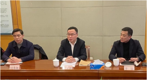 　陳宇劍書記歡迎朱戟執(zhí)行副總裁等一行到訪閔行區(qū)委、區(qū)政府，并感謝卡博特在閔行深耕多年，為當?shù)氐陌l(fā)展作出了重要的貢獻?？ú┨厣虾９S也是中國改革開放后首家落戶上海吳涇的外資化工生產(chǎn)企業(yè)，成立于1988年，與華誼集團共同投資3000萬美元建成，當年被列為“上海市十大外商投資項目”，具有非常重要的歷史意義。閔行區(qū)致力于創(chuàng)造一流的營商環(huán)境，并將堅定不移地為卡博特這樣的優(yōu)秀企業(yè)做好服務，急企業(yè)之所急，支持企業(yè)持續(xù)實現(xiàn)高質(zhì)量的發(fā)展，并祝愿卡博特未來的發(fā)展越來越好，不斷勇創(chuàng)歷史新高。