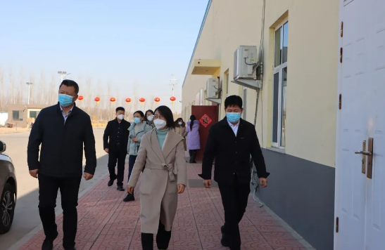 副縣長、縣公安局局長楊秀林到山東永盛橡膠集團、澳亞集團，指出企業(yè)要安全有序推動復工復產，盡最大努力減少疫情對經濟社會發(fā)展的影響。要主動與企業(yè)溝通對接，及時了解企業(yè)所需，幫助企業(yè)解決實際問題。