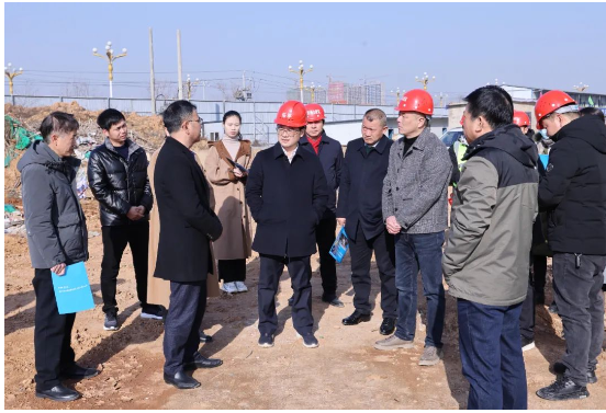 林衛(wèi)春在市應急救治中心項目施工現(xiàn)場調(diào)研