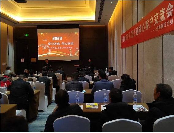 萬力輪胎銷售總監(jiān)王磊向到場(chǎng)客戶介紹了廣州工控集團(tuán)基本情況和萬力輪胎的發(fā)展規(guī)劃，研究院合肥分院主管工程師王海洋重點(diǎn)對(duì)2023年新產(chǎn)品和研發(fā)技術(shù)亮點(diǎn)工作進(jìn)行講解。