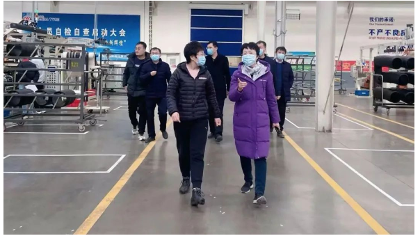 車轅車轍了解，1月31日上午，廣宗縣委副書記、縣長鄭曉燕萬達(dá)輪胎公司調(diào)研節(jié)后復(fù)工復(fù)產(chǎn)情況。