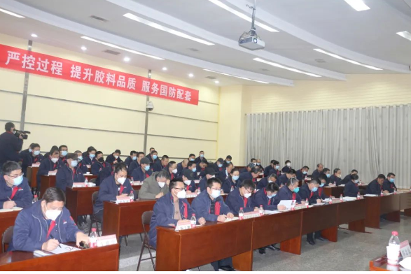 公司副總經(jīng)理魏穩(wěn)戰(zhàn)宣讀了2022年安全生產(chǎn)目標責任考核結(jié)果及安全風險抵押金兌現(xiàn)決定?？傉{(diào)度長、生產(chǎn)保障部部長程森禮傳達了集團2023年安全生產(chǎn)工作會議精神。延長橡膠、泰國公司和膠布制品分公司分別作了經(jīng)驗交流發(fā)言。