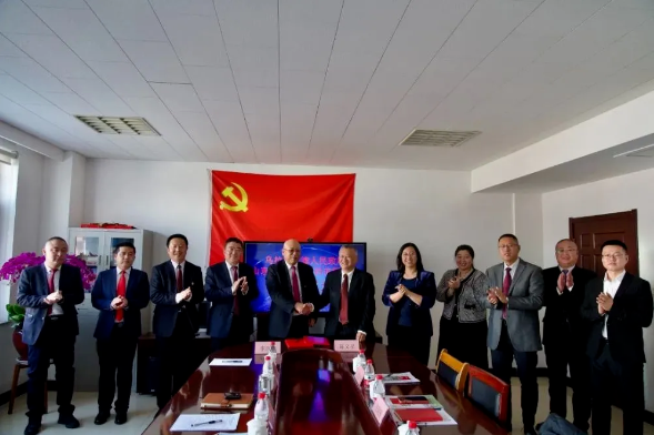 旗委書記王銀保率隊(duì)赴山東省，考察金谷集團(tuán)、二十黃家商貿(mào)有限公司、玲瓏輪胎股份有限公司、華東橡膠材料有限公司，2月4日，在華東橡膠材料有限公司簽約炭黑項(xiàng)目。