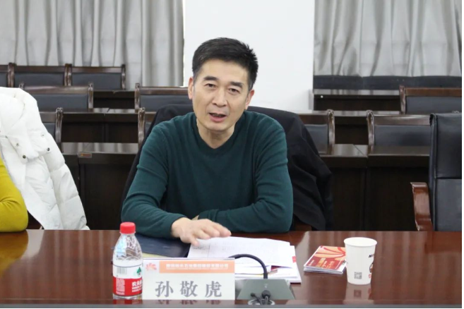 陜西省商務(wù)廳副廳長(zhǎng)孫敬虎一行到延長(zhǎng)橡膠公司調(diào)研座談，公司總經(jīng)理張航偉、營(yíng)銷總監(jiān)王國(guó)強(qiáng)及相關(guān)部門負(fù)責(zé)人參加了會(huì)談。