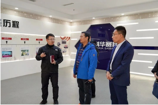 隨后講解人員帶領深交所、市金融監(jiān)管局一行領導參觀了華凌電纜展廳。