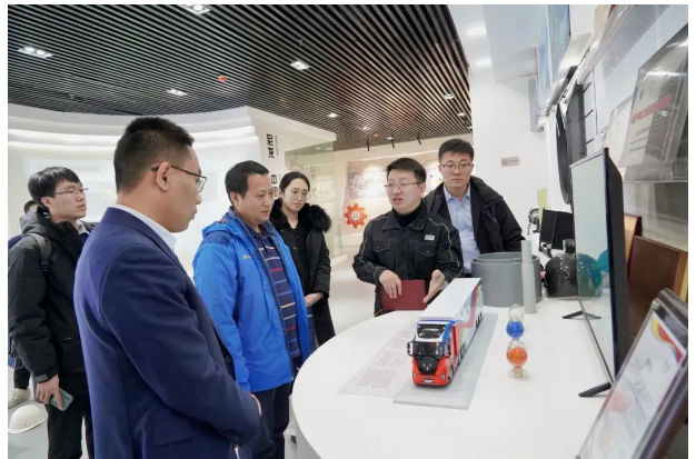 在科華賽邦新材料展廳，一行領導詳細了解了科華賽邦與白俄羅斯國家科學院合作研發(fā)的落地產品“耐低溫尼龍材料、碳纖維、高性能改性尼龍材料、聚酯類材料、3D增材材料”等多類復合材料