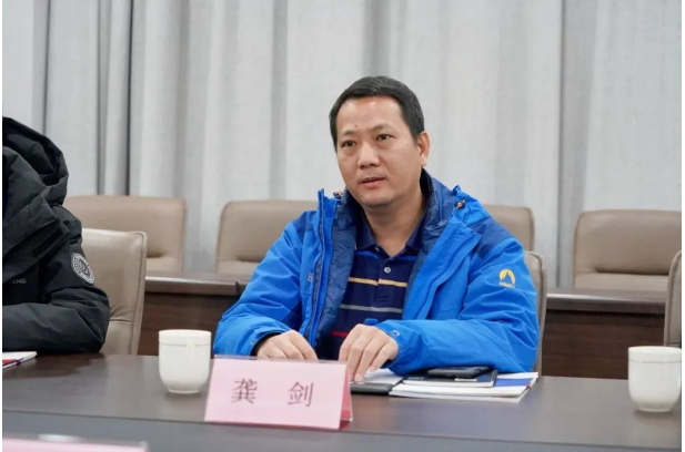座談會上山東華凌電纜副總裁、董事會秘書王飛先生向深交所、市金融監(jiān)管局領導介紹了企業(yè)發(fā)展歷程、行業(yè)情況、融資情況及上市工作情況，并表示華凌將做好基礎工作、穩(wěn)健發(fā)展，加快上市進程。